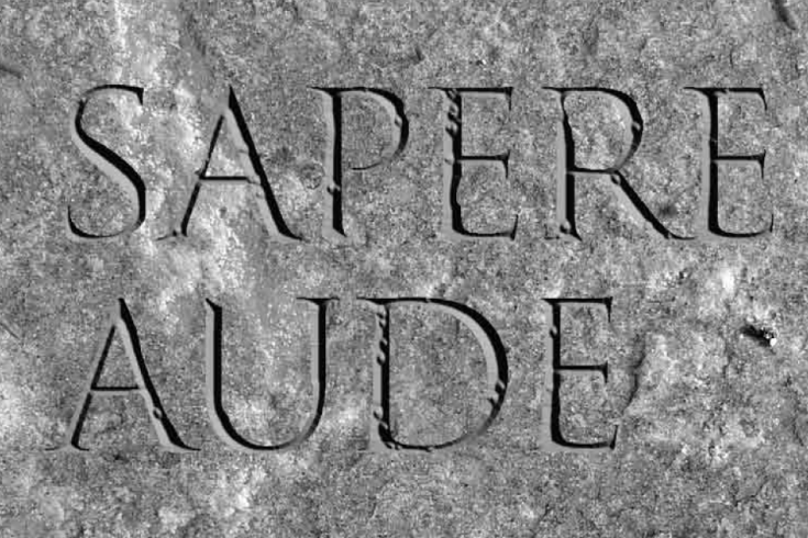 Napis Sapere Aude wyryte w kamieniu