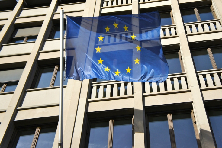 Flaga UE na tle budynku.