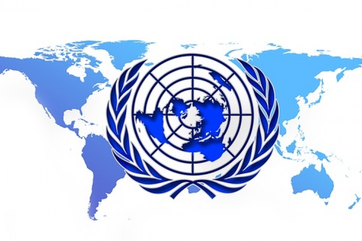Logo ONZ na tle mapy świata