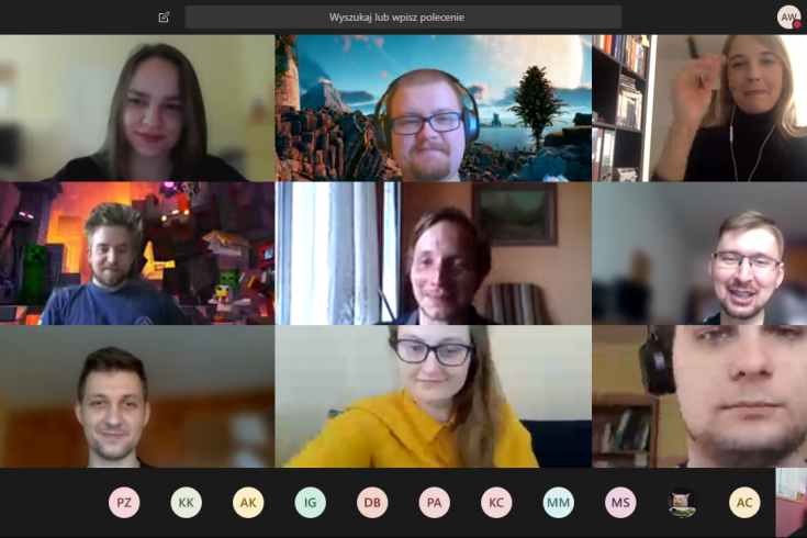 Zrzut ekranu komputera przedstawiający zdjęcia osób uczestniczących w spotkaniu online