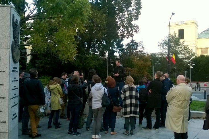 Grupa słuchaczy KSAP stojąca pod pomnikiem Polskiego Państwa Podziemnego i Armii Krajowej