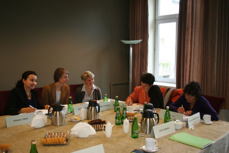 uczestnicy spotkania siedzą przy stole