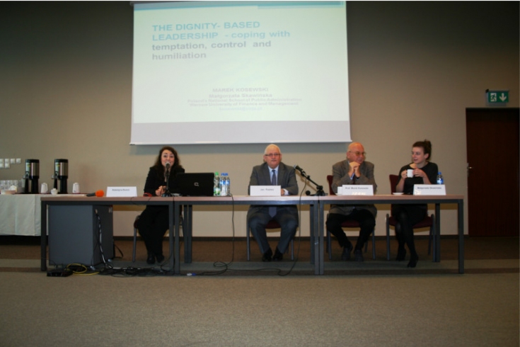 Za stołem prezydialnym siedzi od lewej: Katarzyna Rumin, która przemawia prez mikrofon, Jan Pastwa, Marek Kosewski i Małgorzata Skawińska.