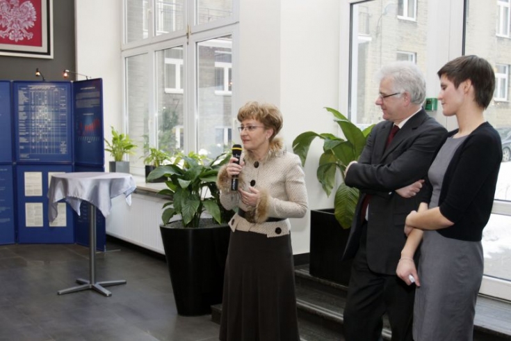 pani Minister Elżbieta Radziszewska stoi i mówi do mikrofonu obok stoi Dyrektor KSAP i Pani