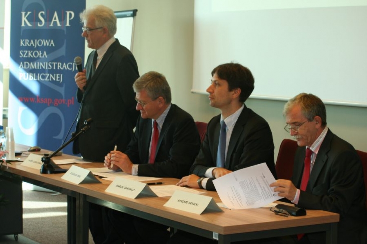 od lewej Dyrektor KSAP Jacek Czaputowicz mówi do mikrofonu obok siedzą, Bogusław Wind, Marcin Skowicz, Ryszard Rapacki