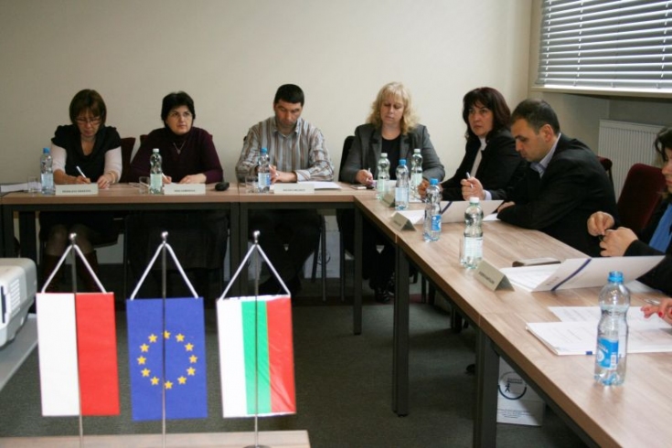 przedstawiciele administracji rządowej z Bułgarii siedzą w ławkach