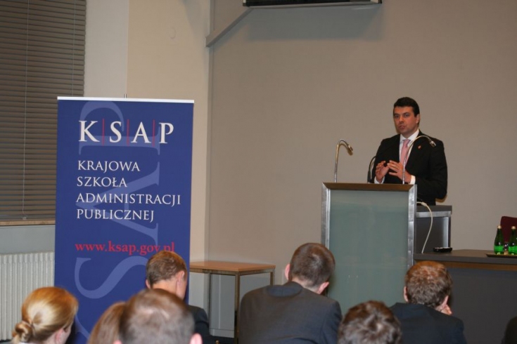 Nikola Poposki, Minister Spraw Zagranicznych Republiki Macedonii stoi na mównicy i przemawia