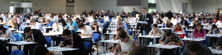 Uczestnicy egzaminu piszą test.