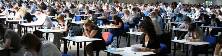 Uczestnicy egzaminu piszą test.